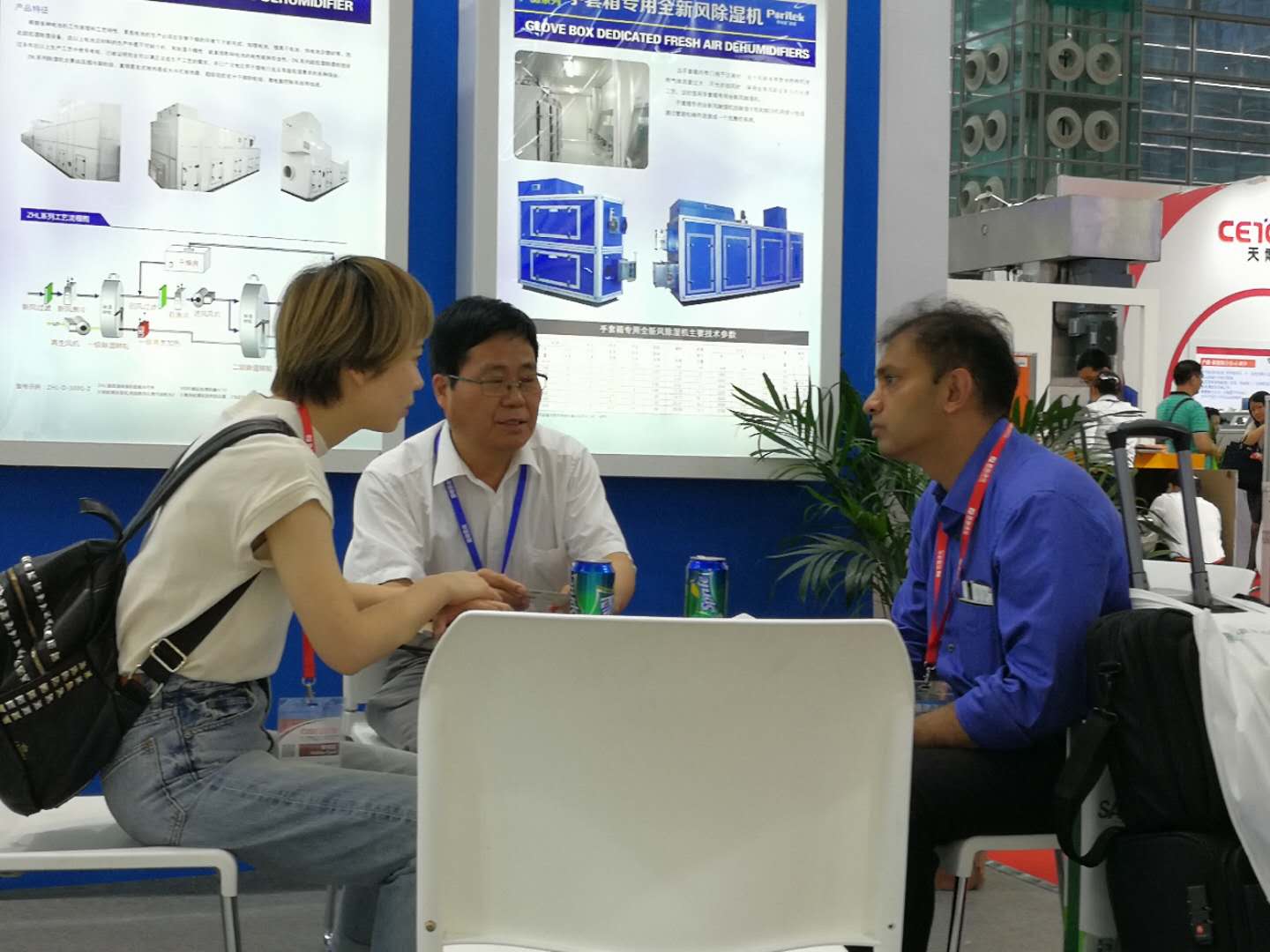 羞羞漫画WWW成人漫画樱泰總經理和外商密切交談