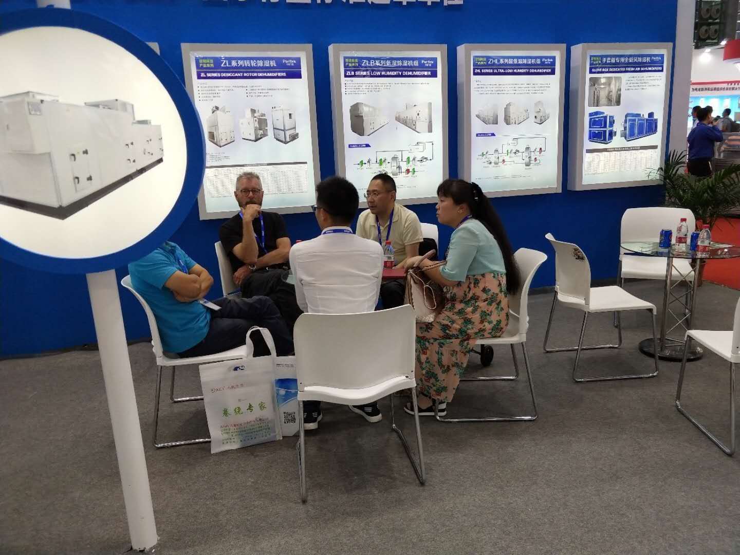 羞羞漫画WWW成人漫画樱泰員工與客戶交談 羞羞漫画WWW成人漫画樱泰員工與客戶交談