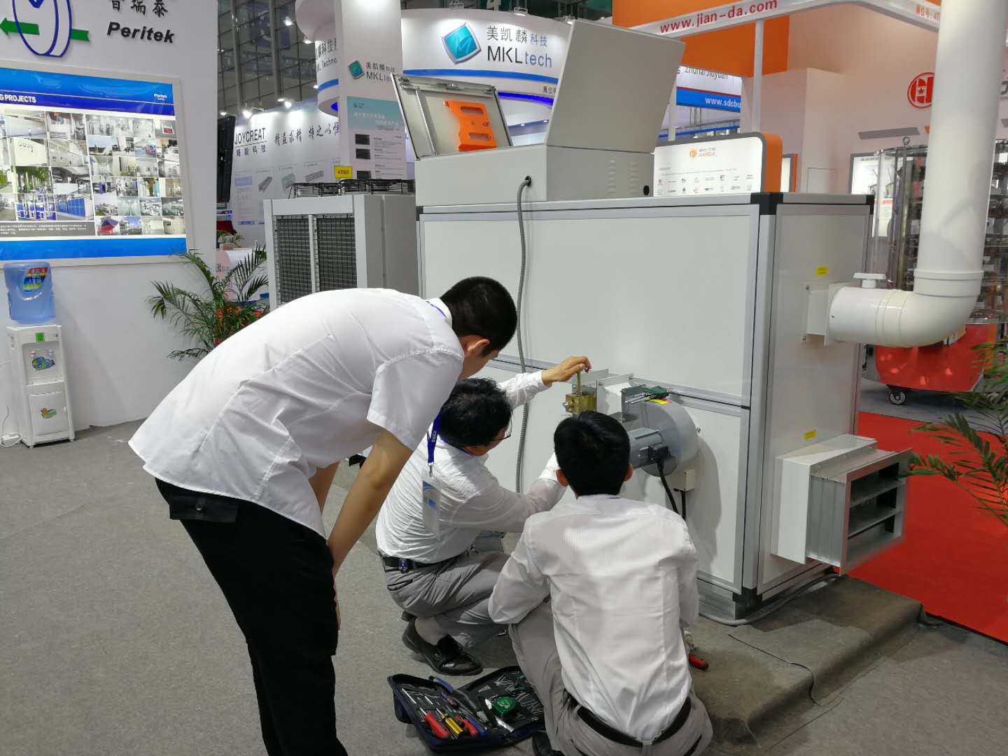 羞羞漫画WWW成人漫画樱泰總經理吳建平親自檢查參展設備 羞羞漫画WWW成人漫画樱泰總經理吳建平親自檢查參展設備